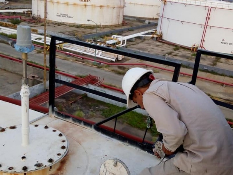 Muere engasado en planta de PEMEX