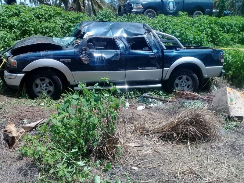 Muere ex comisario de Petatlán en trágica volcadura