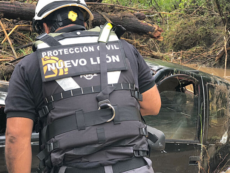 Muere familia arrastrada por corriente de agua en NL