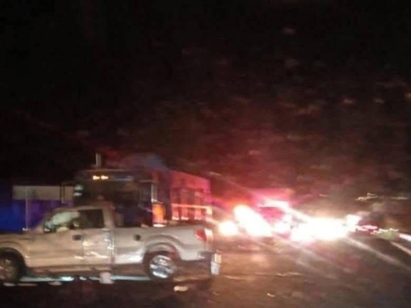 Muere familia en accidente, tras huir de asalto