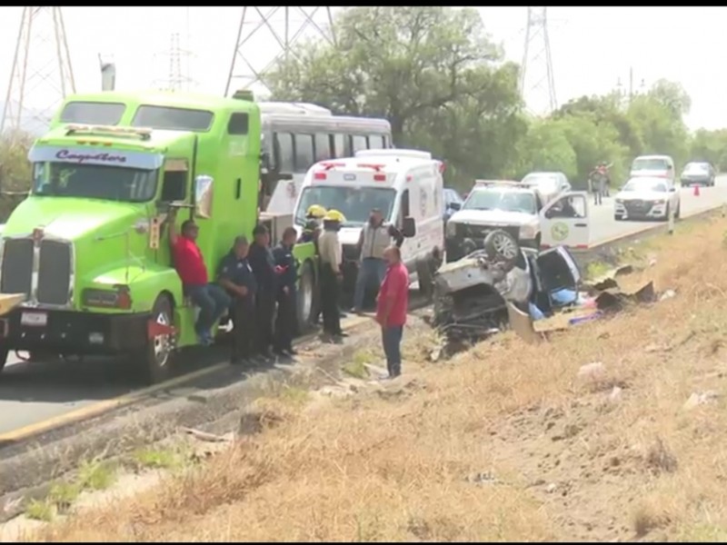 Muere familia tras volcar su auto en EdoMex