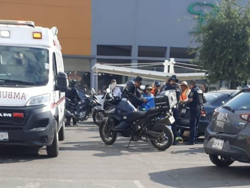 Muere franelero por aparente paro fulminante en Plaza Patio