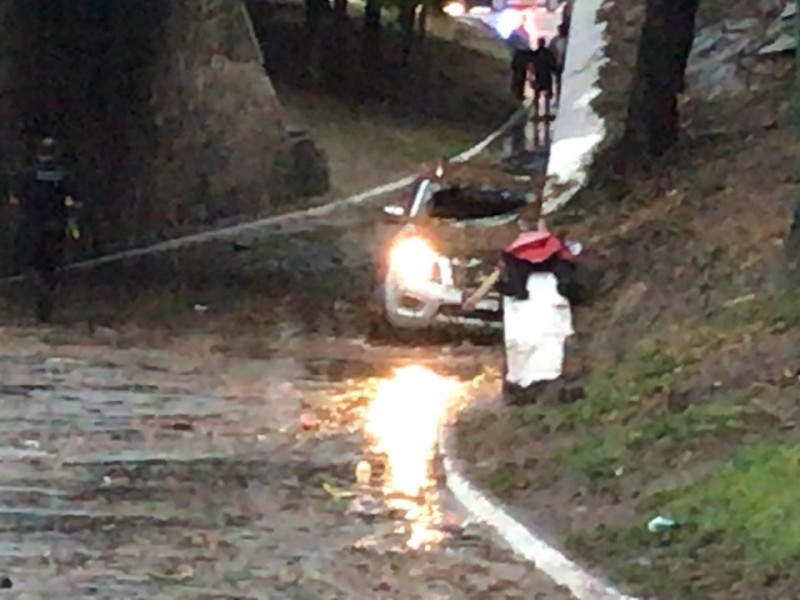 Muere hombre ahogado debajo de un puente durante la lluvia