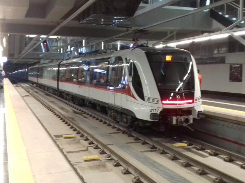 Muere hombre al arrojarse al tren ligero