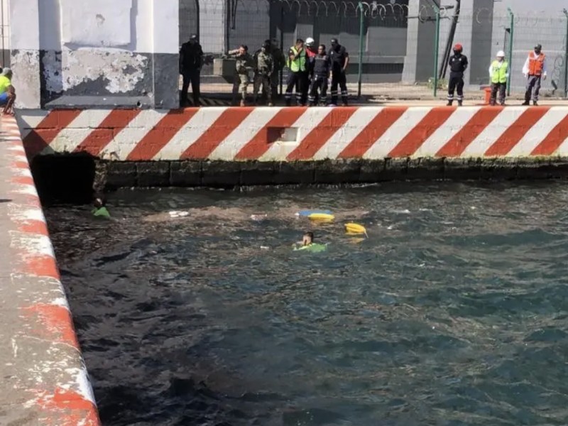 Muere hombre al caer al mar en el Puerto
