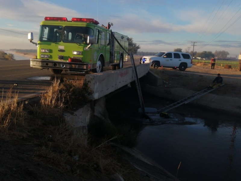 Muere hombre al caer con su auto a canal