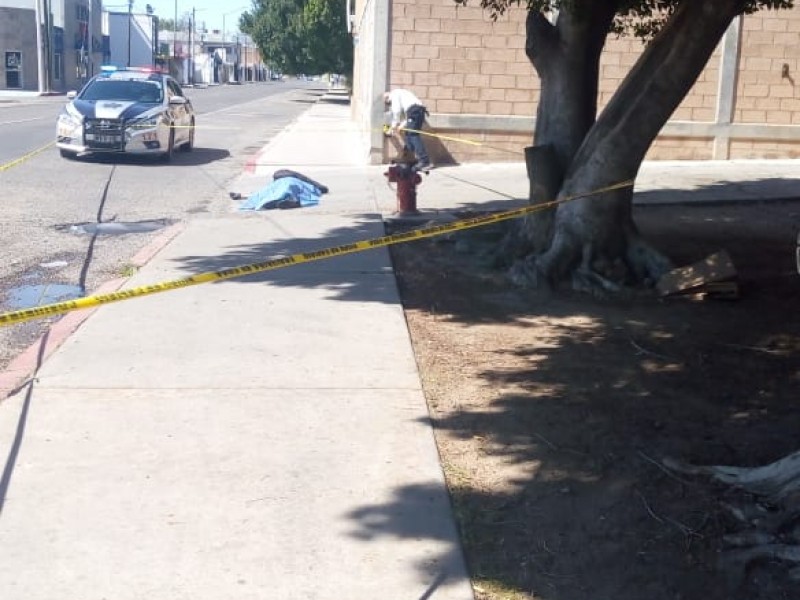 Muere hombre en banqueta de estación de Bomberos