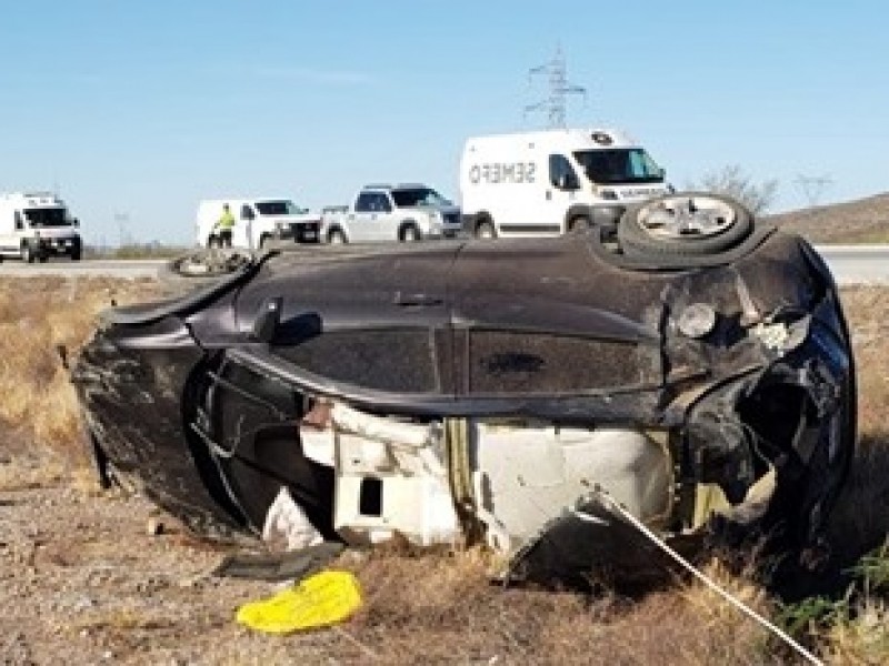 Muere hombre en volcamiento en carretera Guaymas-Hermosillo