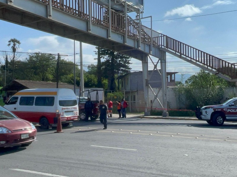 Muere hombre tras caer de puente peatonal