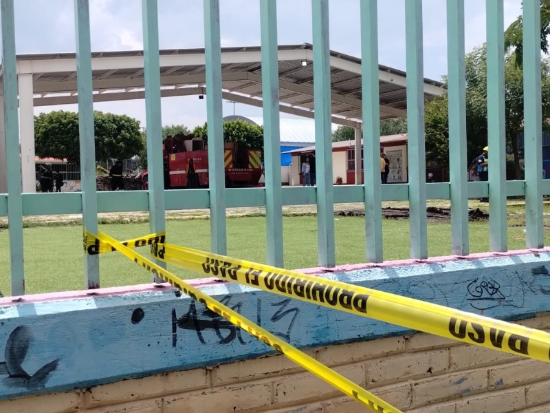Muere joven albañil al colapsar barda de un preescolar