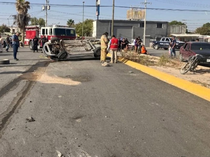 Muere joven en aparatosa volcadura