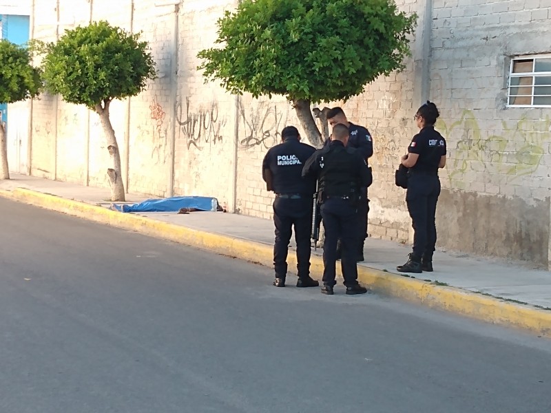 Muere joven en vía pública