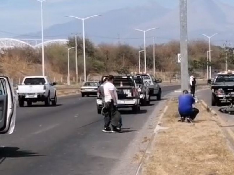 Muere joven motociclista en libramiento Griselda Álvarez