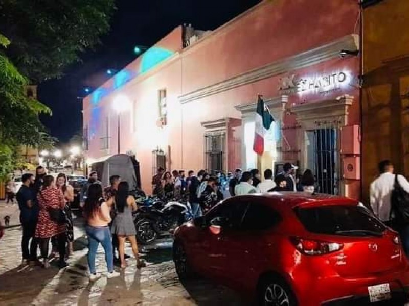 Muere joven mujer durante balacera en bar de Oaxaca