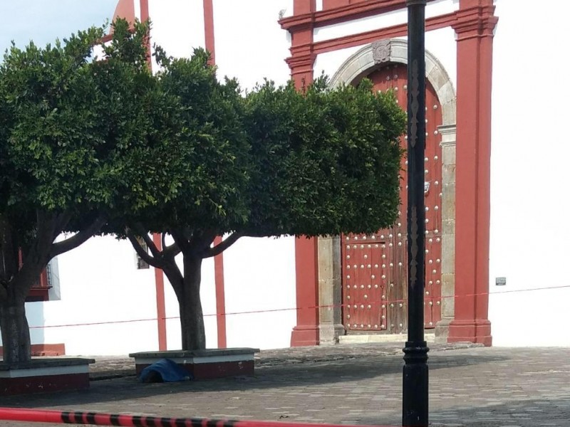 Muere masculino en explanada de la iglesia en Tecali