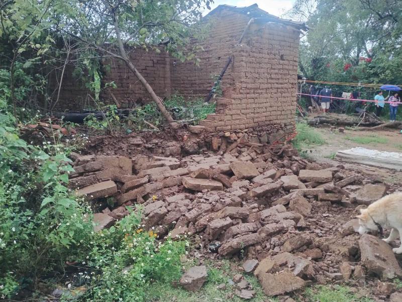 Muere menor de 12 años tras colapso de barda por lluvias