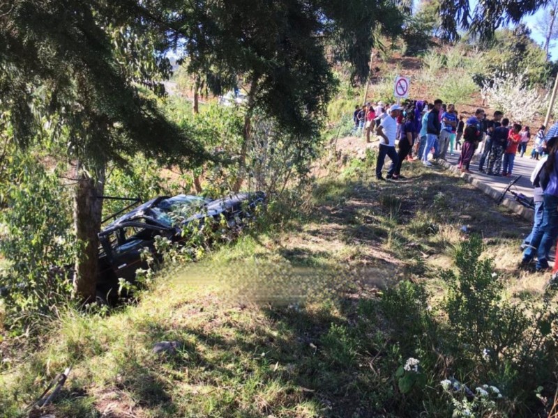 Muere menor tras volcadura de automóvil en Tlatlauquitepec