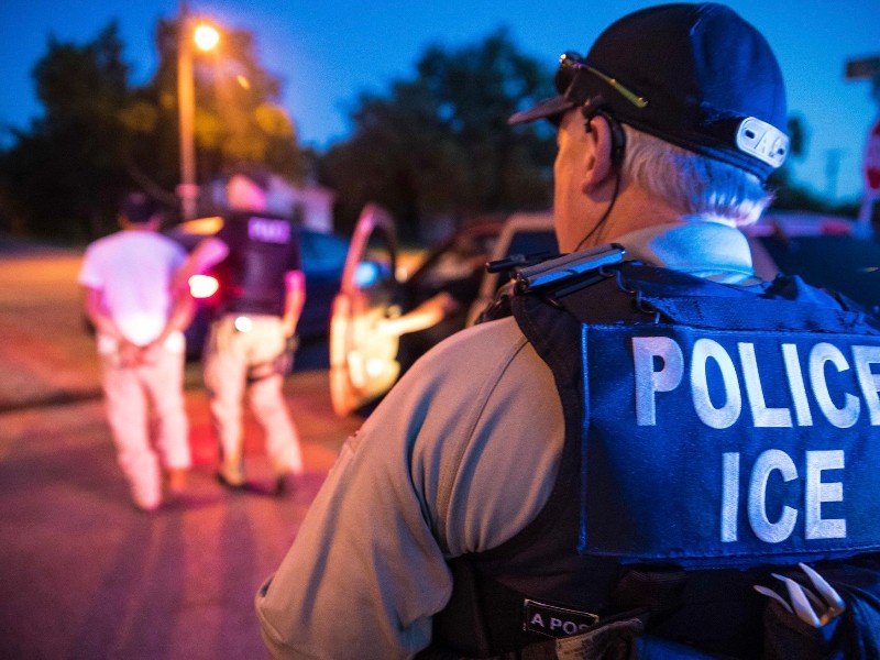 Muere migrante atropellado al intentar huir del ICE Muere migrante atropellado al intentar huir del ICE