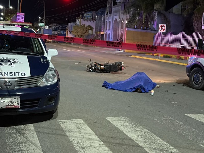 Muere motociclista al chocar contra camión en Coapan