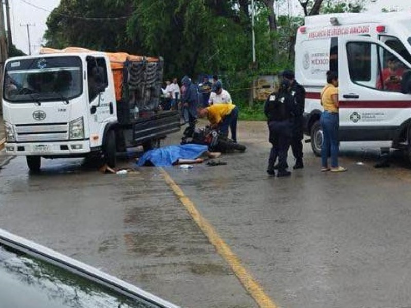 Muere motociclista al chocar contra camioneta en Manzanillo