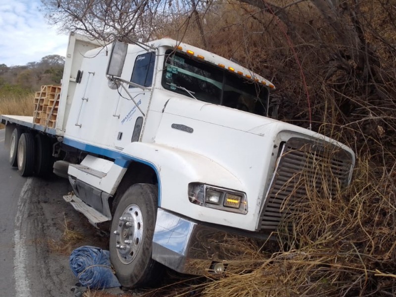 Muere motociclista al chocar contra tráiler en Tecolotlán