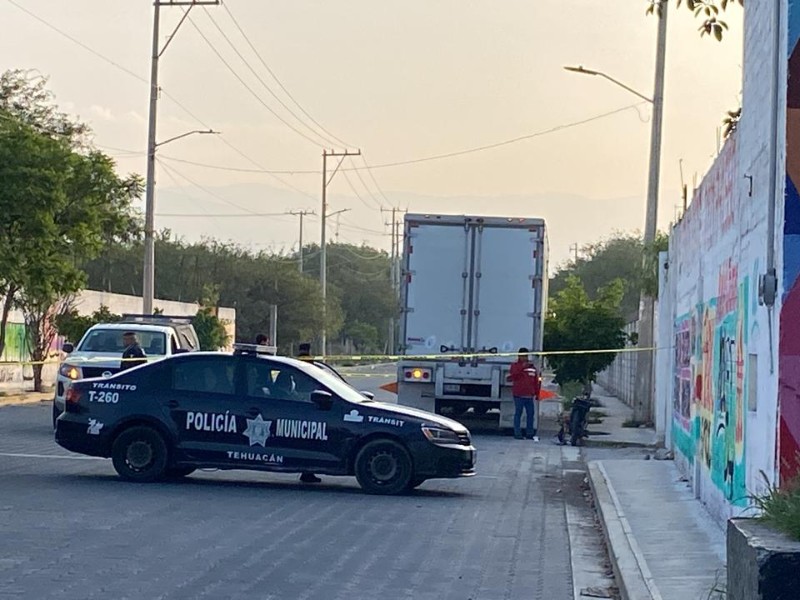 Muere motociclista al chocar contra trailer estacionado en Coapan