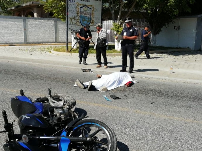 Muere motociclista al ser impactado por un taxi