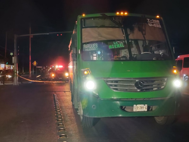 Muere motociclista arrollado por urbano