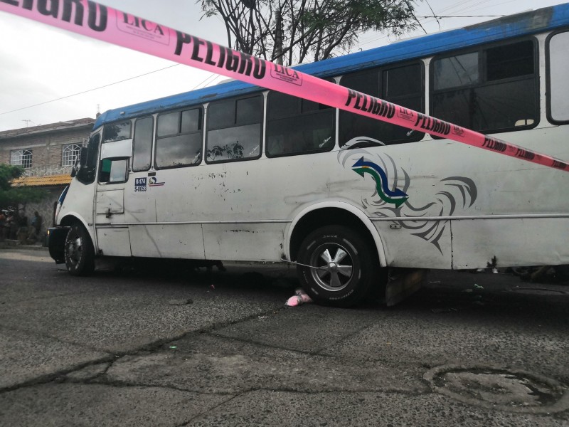 Muere motociclista atropellado por urbano