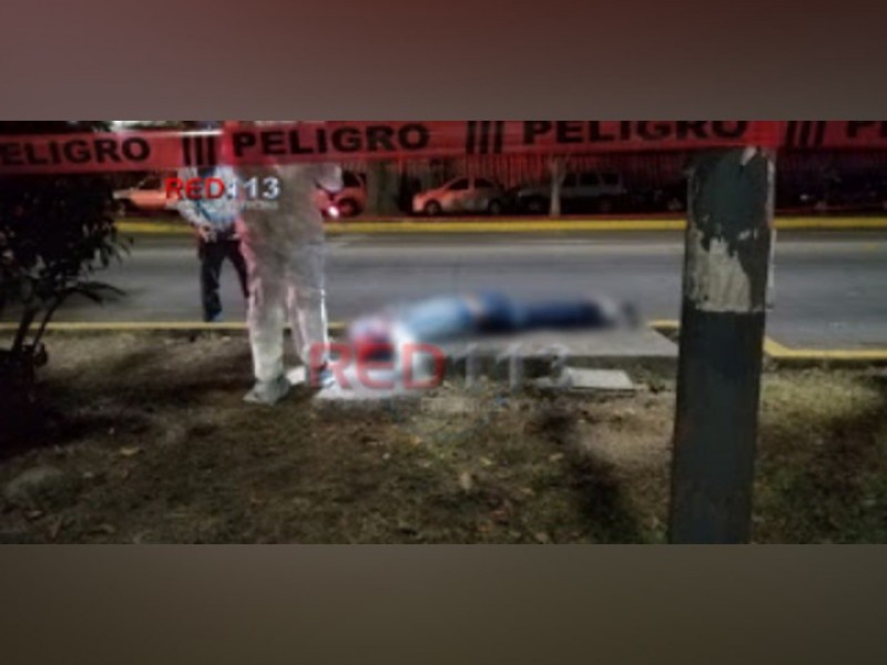 Muere motociclista frente al Imss en av. Camelinas