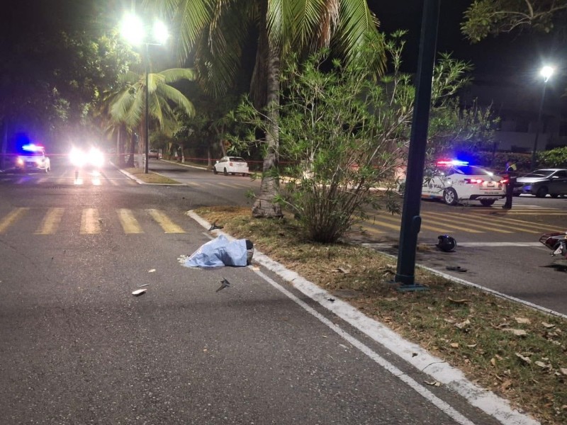 Muere motociclista tras chocar contra camioneta en Ixtapa