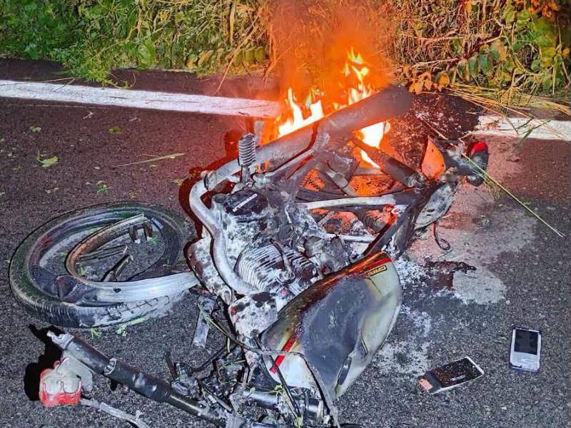 Muere motociclista tras choque con camioneta en carretera Acapulco-Zihuatanejo