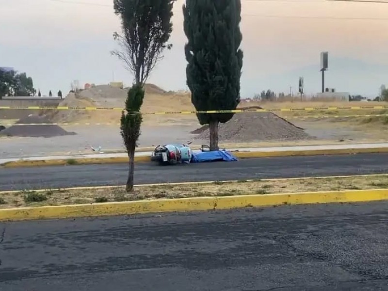 Muere motociclista tras derrapar