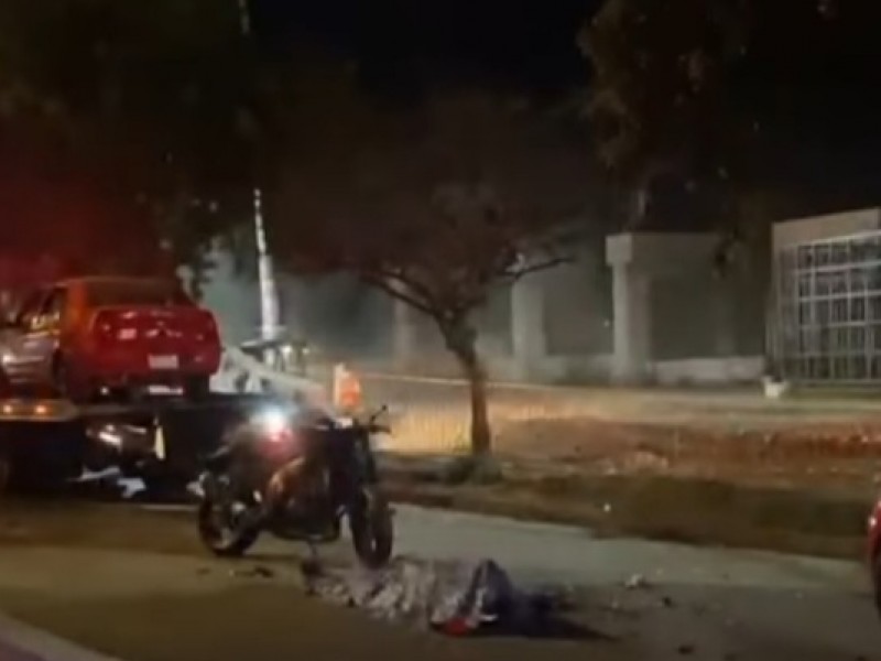 Muere motociclista tras impactarse en grúa