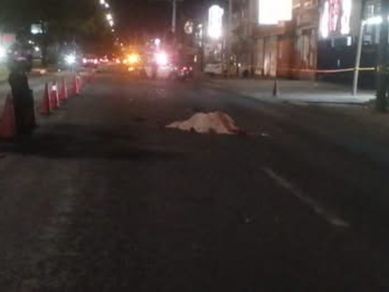 Muere motociclista tras impacto contra camión urbano