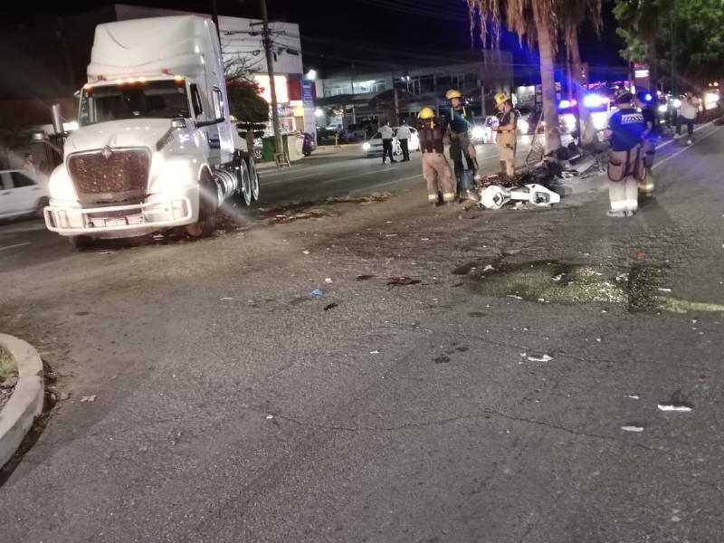Muere motociclista tras participar en choque con tractocamión