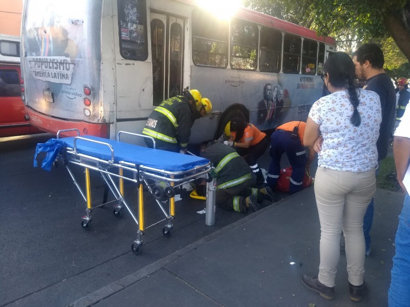 Muere motoclista atropellado por urbano