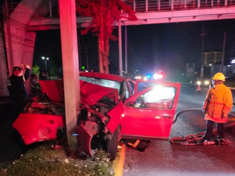 Muere mujer al chocar auto en Bulevar aeropuerto