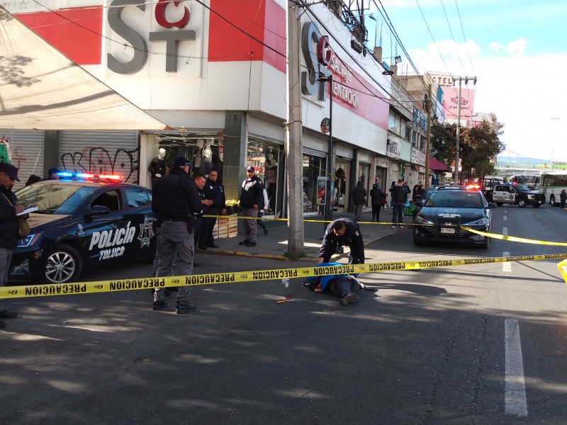 Muere mujer al ser arrollada por transporte público