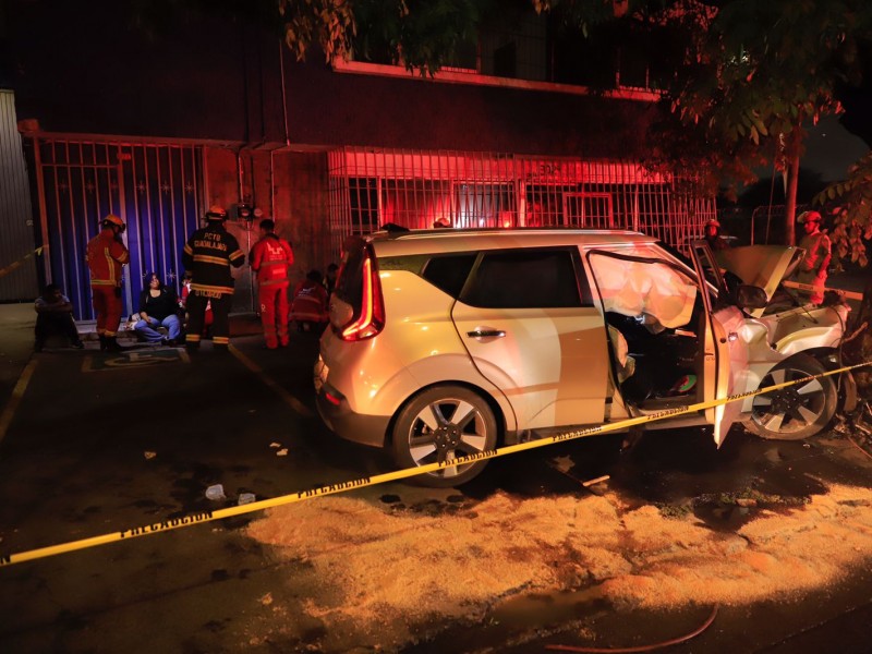 Muere mujer en choque de camioneta contra árbol