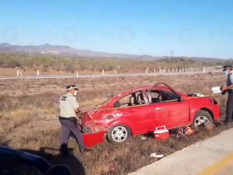 Muere mujer en volcadura al norte de Guaymas