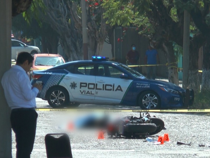 Muere mujer tras impactar motocicleta contra vehículo que se pasó el alto