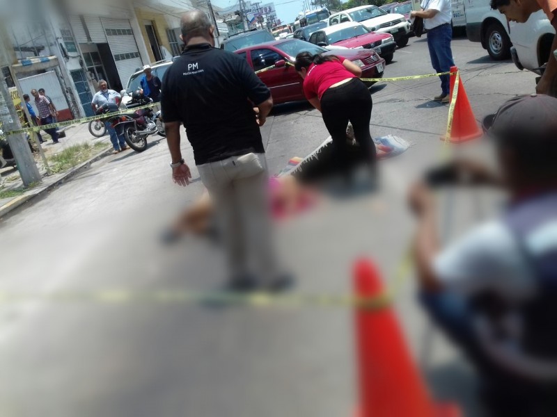 Muere mujer tras ser atropellada por transporte público