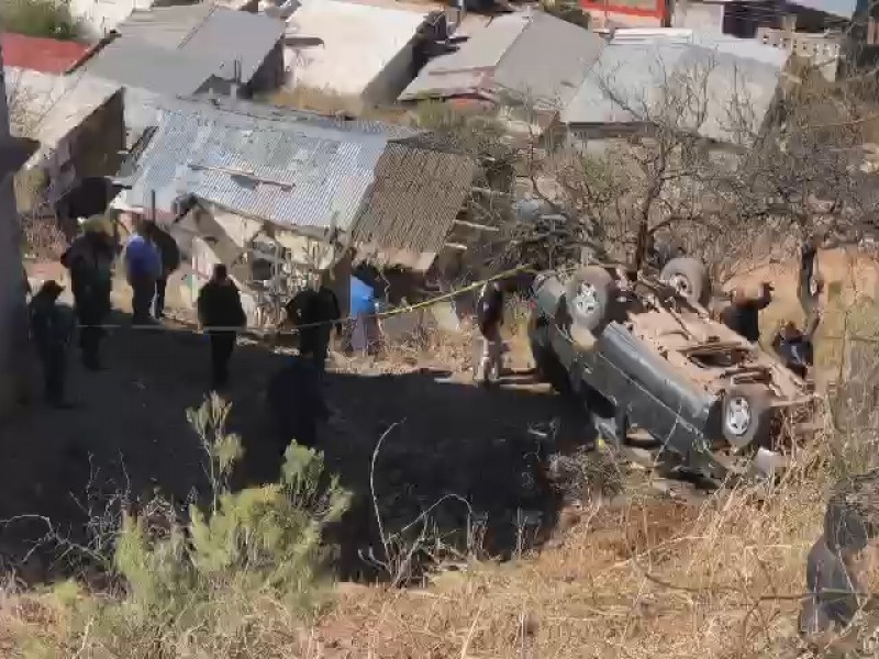 Muere persona al caer su vehiculo desde un cerro