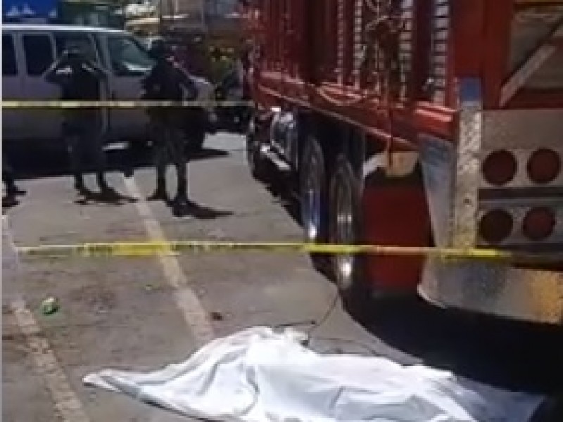 Muere aplastado por camión en Mercado Malibrán