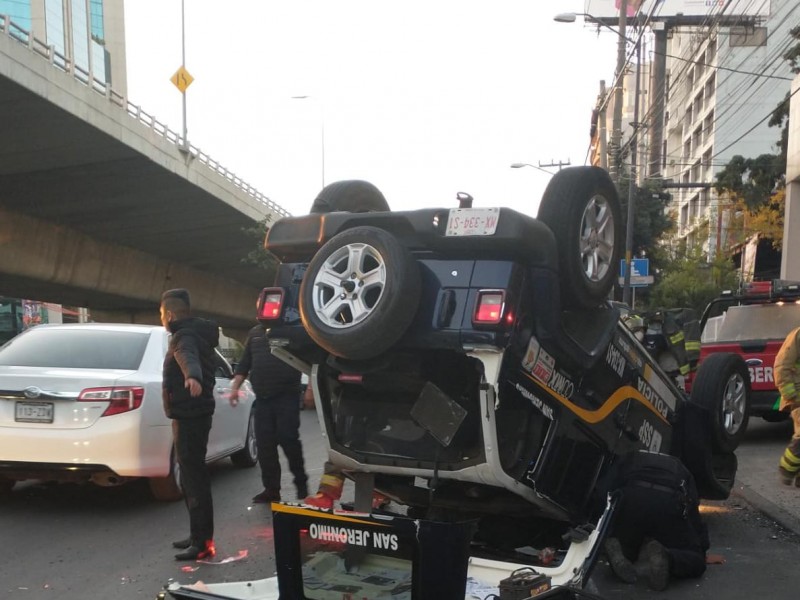 Muere policía al volcar patrulla en Periférico Sur