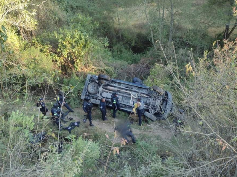 Muere policía estatal en volcadura en Texcaltitlán