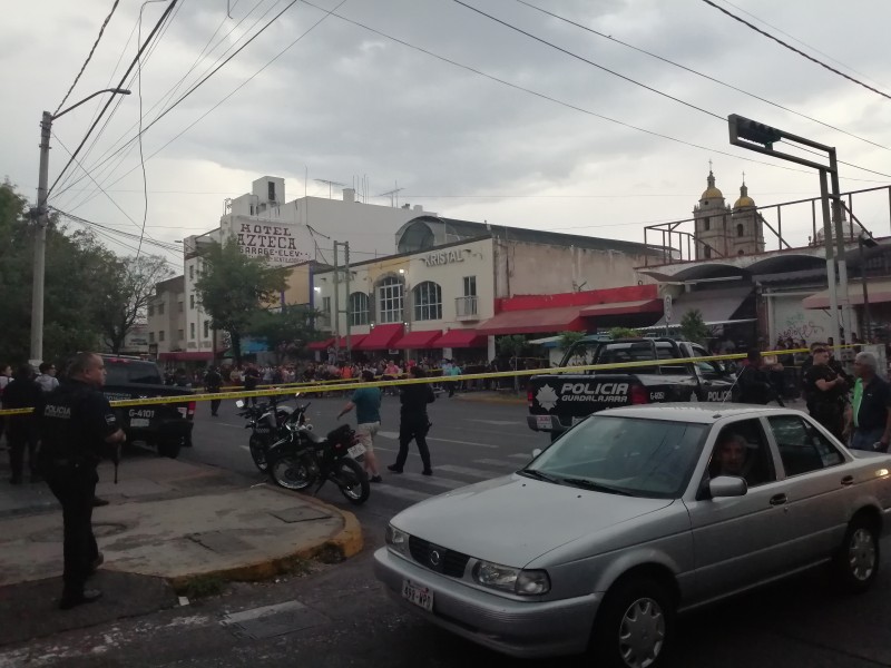 Muere policía tapatío y una civil tras balacera