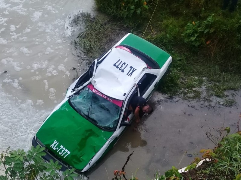 Muere taxista al caer a corriente de río