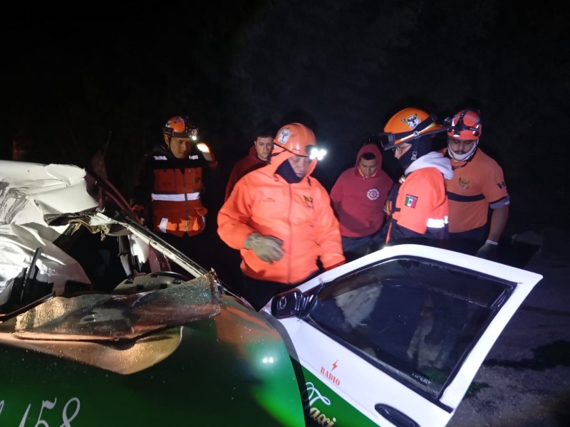 Muere taxista tras choque en la carretera federal 140